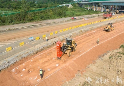 武黄高速改扩建工程进入主线路基施工